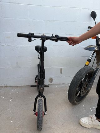Bicicleta eléctrica Jetson Bolt negra y roja