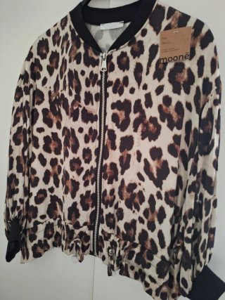 Chaqueta bomber moonë animal print