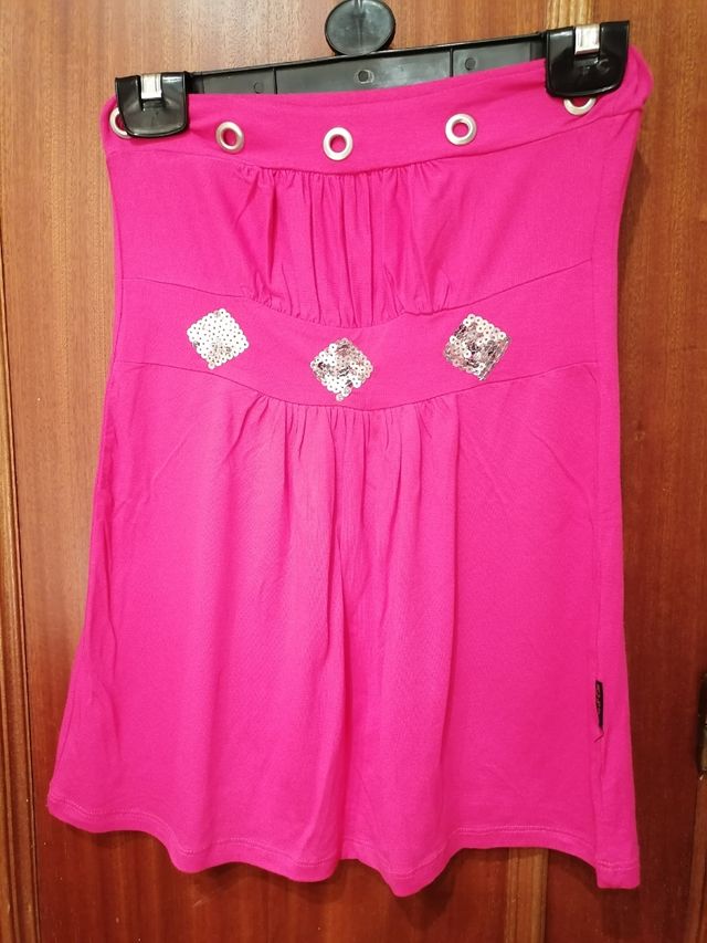 Blusa rosa sin hombros, lentejuelas.