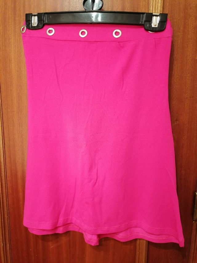 Blusa rosa sin hombros, lentejuelas.