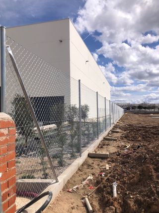 Vallados de parcelas  puerta 4 m por 2 malto