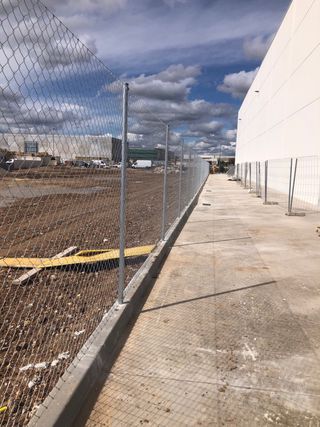 Vallados de parcelas  puerta 4 m por 2 malto