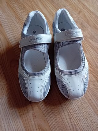 Zapatillas Efasport grises y blancas