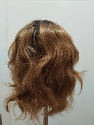 Peluca castaña rizada