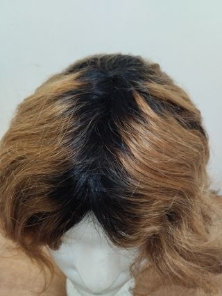 Peluca castaña rizada