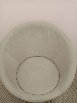 Sillón beige patas doradas