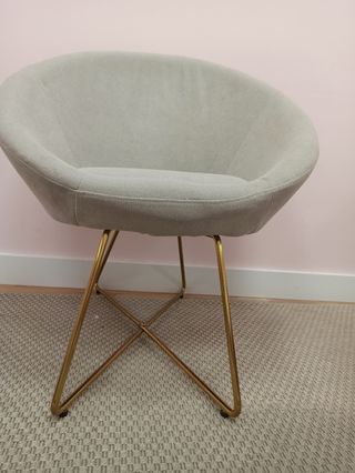 Sillón beige patas doradas