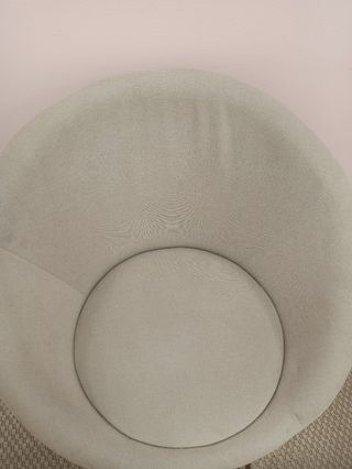 Sillón beige patas doradas