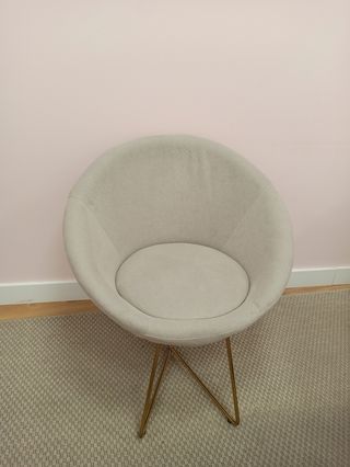 Sillón beige patas doradas