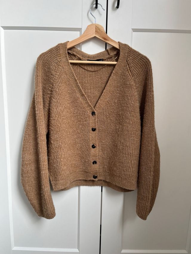 Chaqueta de punto color marrón, de MANGO