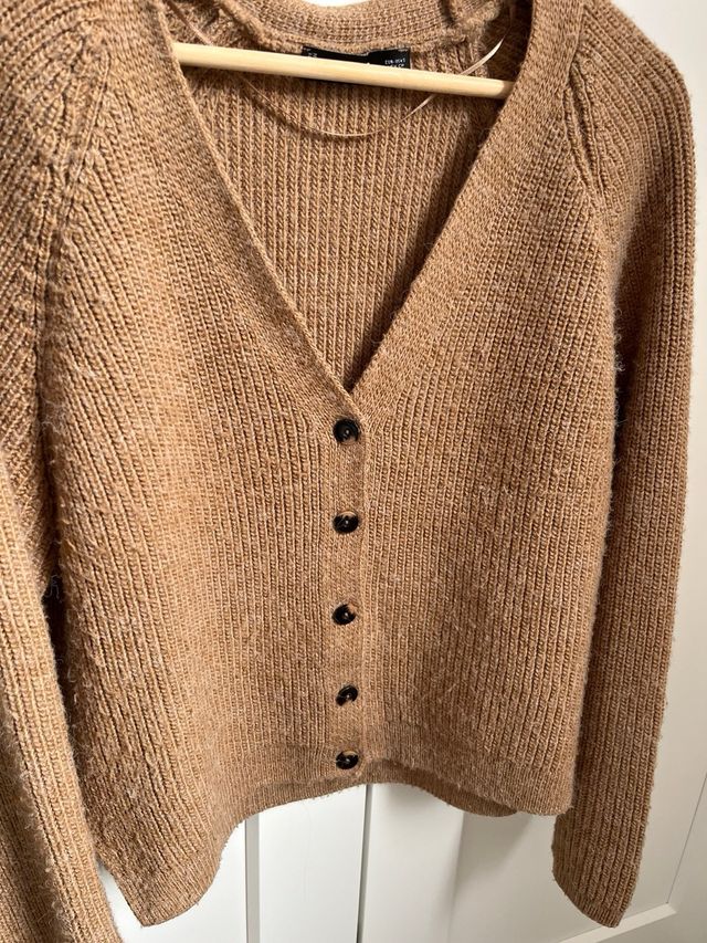 Chaqueta de punto color marrón, de MANGO