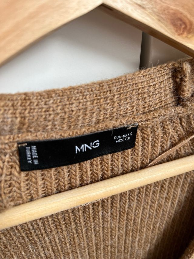 Chaqueta de punto color marrón, de MANGO
