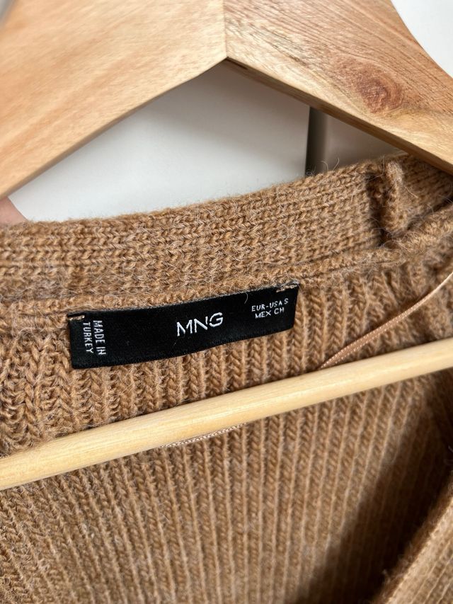 Chaqueta de punto color marrón, de MANGO