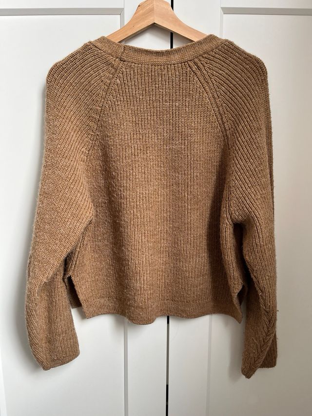 Chaqueta de punto color marrón, de MANGO