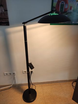 Lámpara de pie negra y dorada