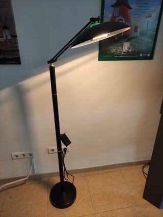 Lámpara de pie negra y dorada