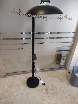 Lámpara de pie negra y dorada