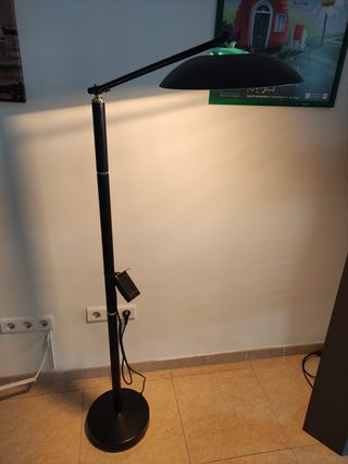 Lámpara de pie negra y dorada