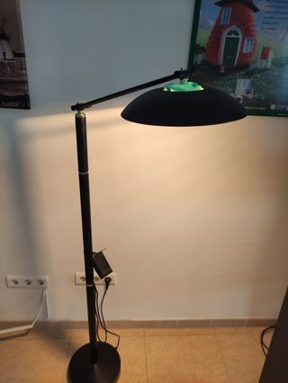 Lámpara de pie negra y dorada