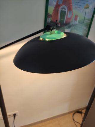 Lámpara de pie negra y dorada