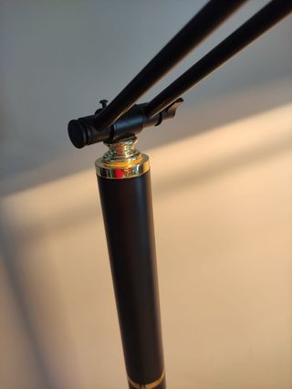 Lámpara de pie negra y dorada