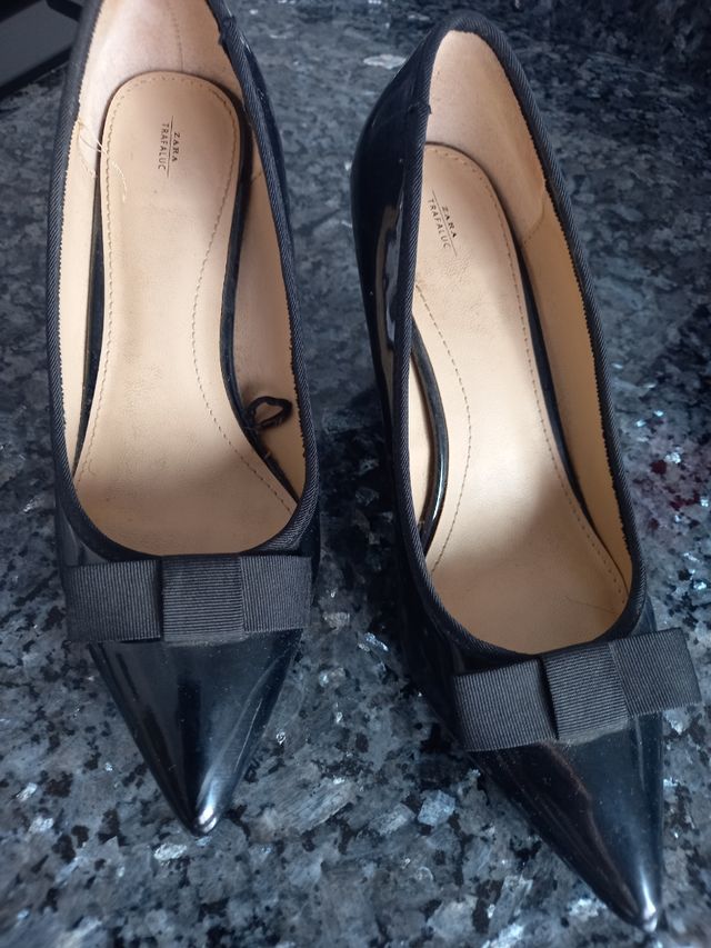 Zapatos Zara negros de tacón charol
