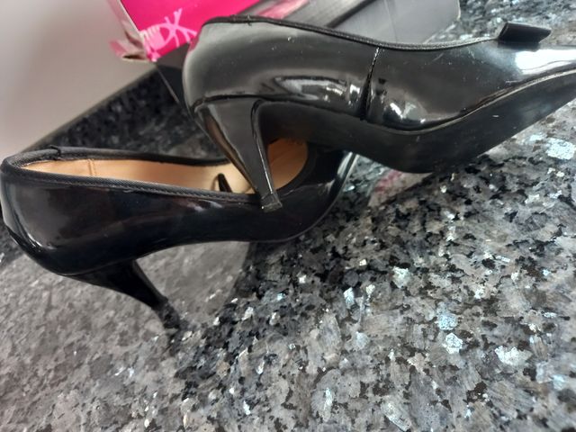 Zapatos Zara negros de tacón charol