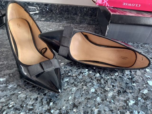 Zapatos Zara negros de tacón charol