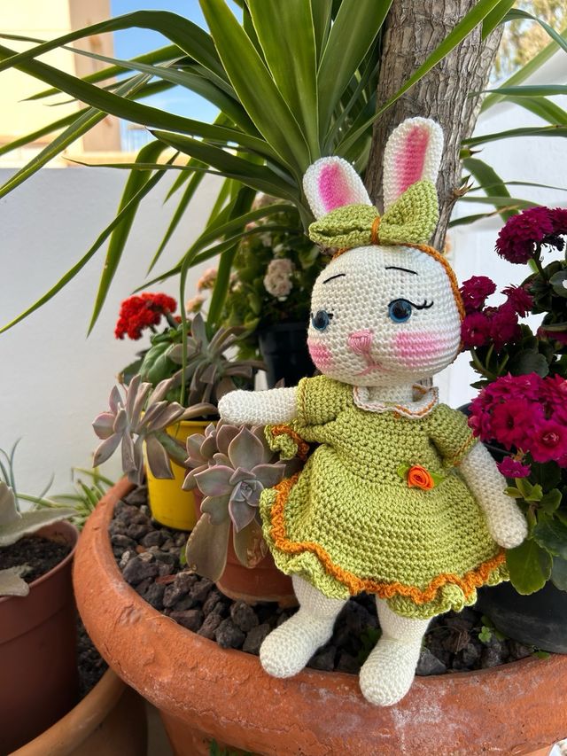 Coneja amigurumi tejida a crochet