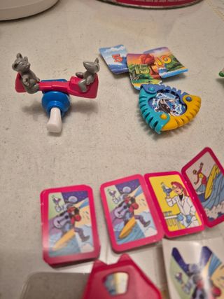 Juguetes huevos Kinder