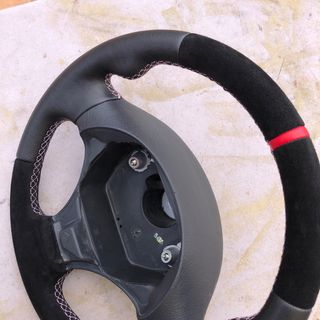 Volante deportivo tapizado