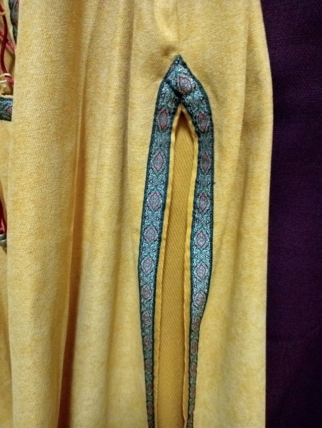 SOBREVESTA MUJER MEDIEVAL