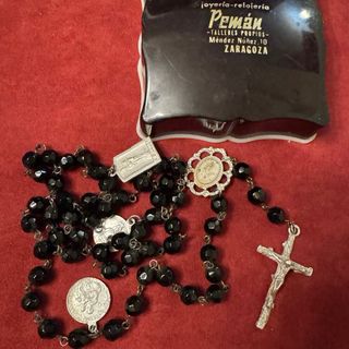 Rosario azabache con medallas