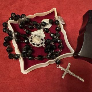 Rosario azabache con medallas