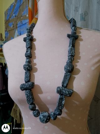 Collana in cartapesta effetto roccia