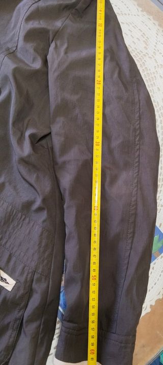 Chaqueta cortavientos gris-marrón para entretiempo