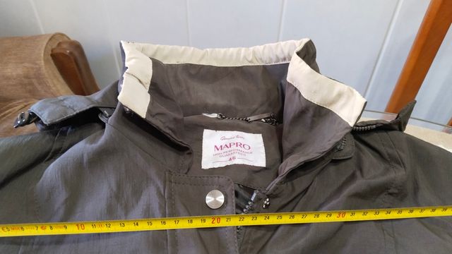Chaqueta cortavientos gris-marrón para entretiempo