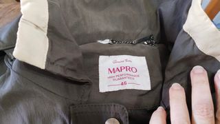 Chaqueta cortavientos gris-marrón para entretiempo