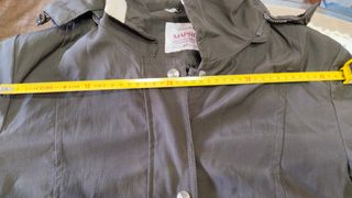 Chaqueta cortavientos gris-marrón para entretiempo