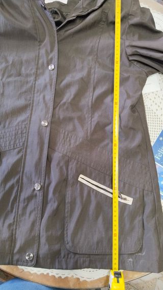 Chaqueta cortavientos gris-marrón para entretiempo