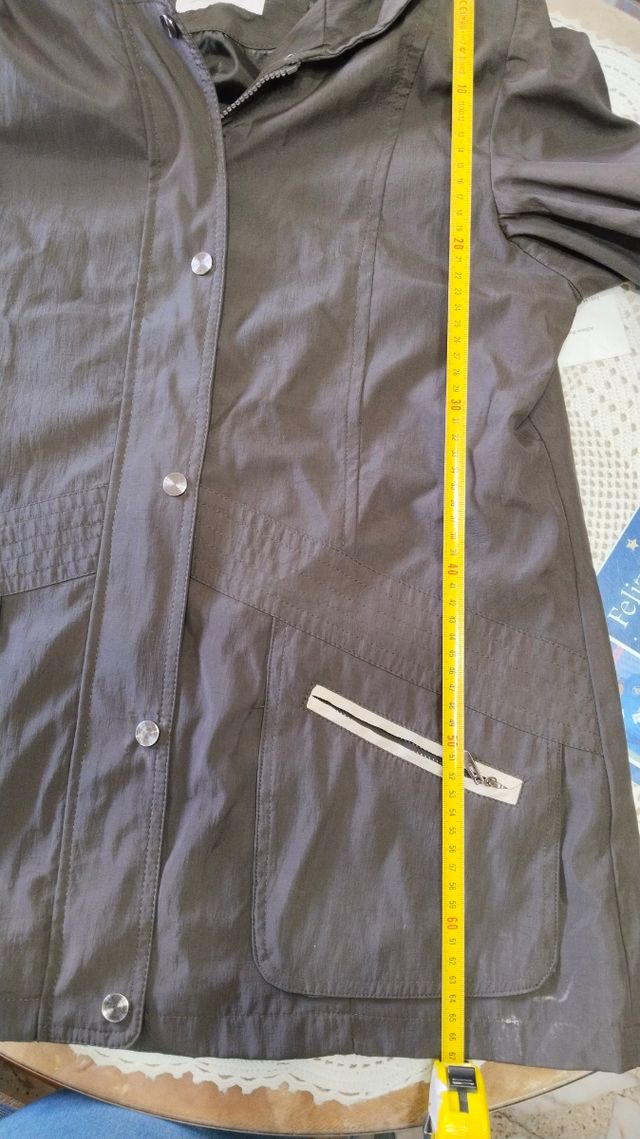 Chaqueta cortavientos gris-marrón para entretiempo