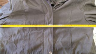 Chaqueta cortavientos gris-marrón para entretiempo