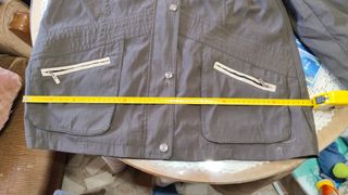 Chaqueta cortavientos gris-marrón para entretiempo