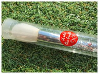 Brocha Essence maquillaje glitter