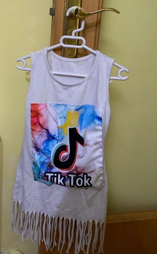 Vestido blanco tik tok con flecos
