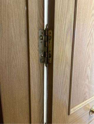 Puerta de entrada de madera con cierre de seguridad