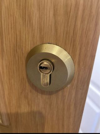 Puerta de entrada de madera con cierre de seguridad