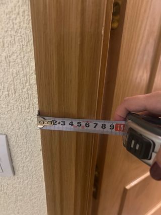 Puerta de entrada de madera con cierre de seguridad