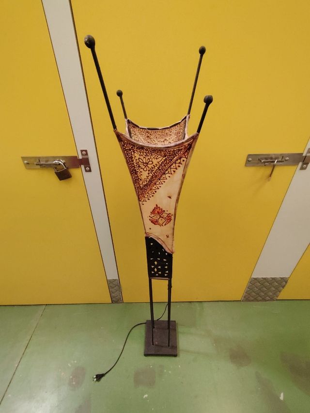 Lámpara pie cuero marrón