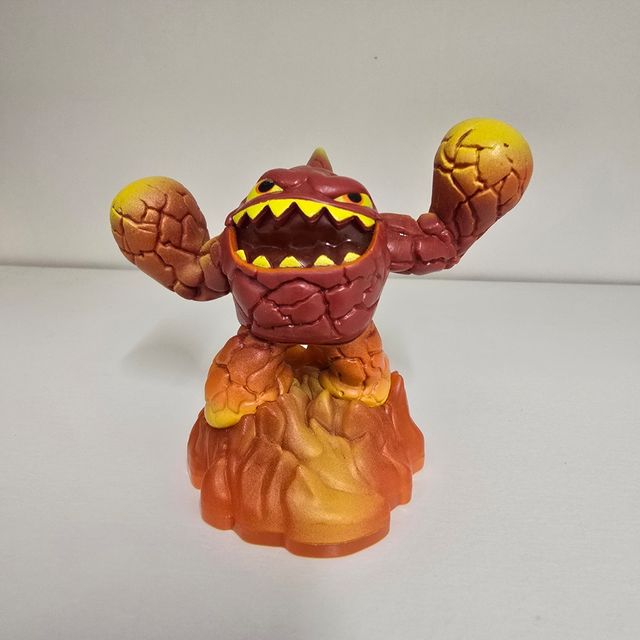 Skylanders Giants Lightcore Eruptor